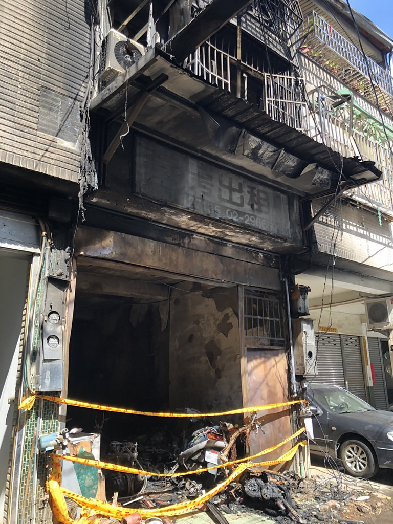 台中市龍井區新興路東海別墅商圈一處透天厝19日發生氣爆,波及對面連棟透天厝,20日早上受災戶進屋搶救財物時,未料卻傳出餘火復燃,消防局立刻派遣救災人員前往救援。中央社記者趙麗妍攝 109年9月20日