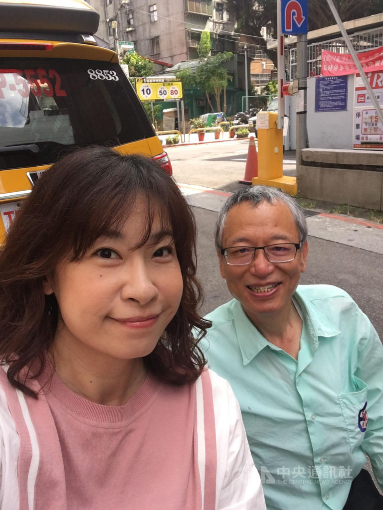 計程車司機楊定富(右)平常開車喜歡聽廣播,有一次,聽到脊髓損傷的廣播主持人余秀芷(左)在演講中分享障礙者出門困境,讓他決心投入無障礙計程車(通用計程車)行列。日前他們偶然相見,留下紀念合照。(余秀芷提供)中央社記者陳偉婷傳真 109年9月20日