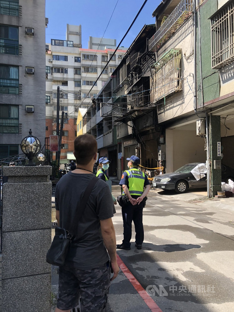 台中市東海商圈一處民宅19日發生氣爆,並波及對面另一棟透天厝,有受災住戶20日重返現場,望著燒毀的房屋,不捨許多家當付之一炬。中央社記者趙麗妍攝 109年9月20日