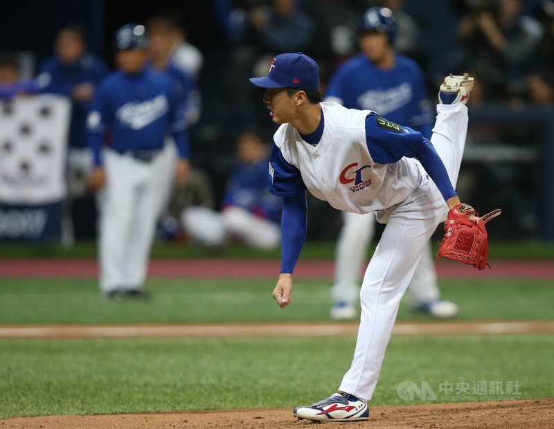 中職富邦悍將隊20日發布新聞稿,宣布與今年選秀第2輪指名投手郭俊麟達成簽約共識,簽下1.5年合約,復健期月薪12萬元、一軍月薪35萬元。(中央社檔案照片)