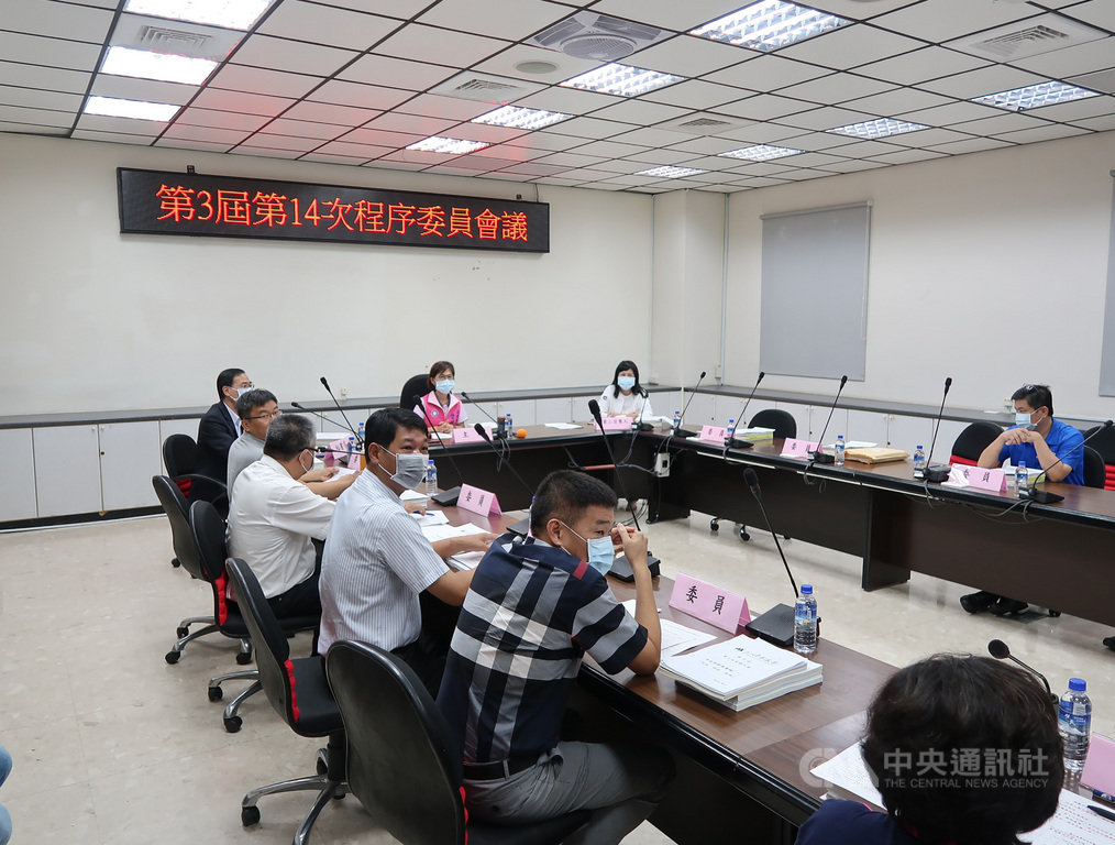 高雄市議會21日召開程序委員會,由議長曾麗燕(後中)主持,市府首長出席說明市府提案內容等,經過約兩小時的討論,議會同意市府35個提案及機關提案1案送交審查。中央社記者王淑芬攝 109年9月21日