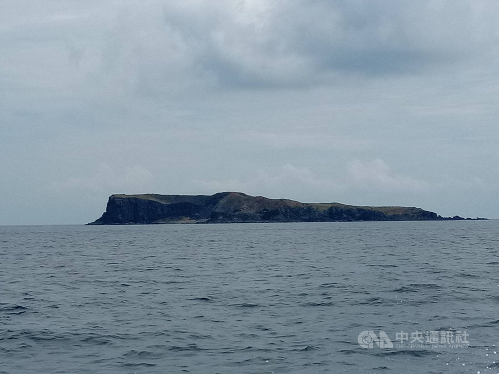海洋國家公園管理處委託廠商於無人島鋤頭嶼北面海岸進行海漂垃圾清除作業,發現疑似為水雷爆裂物,已委由國軍處理,為避免發生危險,海管處即日起禁止鋤頭嶼登島活動。(海管處提供)中央社記者王淑芬傳真 109年9月21日
