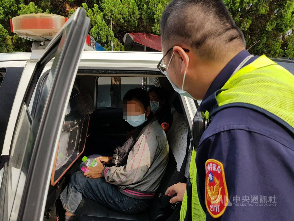 彰化縣警察局員警日前在執行巡邏勤務時,在芬園鄉彰南路發現一名年約40多歲的女子在街上遊蕩,神色慌張,無法說清楚自己來自何處。警方查出,莊女與家人10多年未見面,通知澎湖的家屬帶回,讓一家團圓過中秋。(翻攝照片)中央社記者吳哲豪傳真 109年9月21日