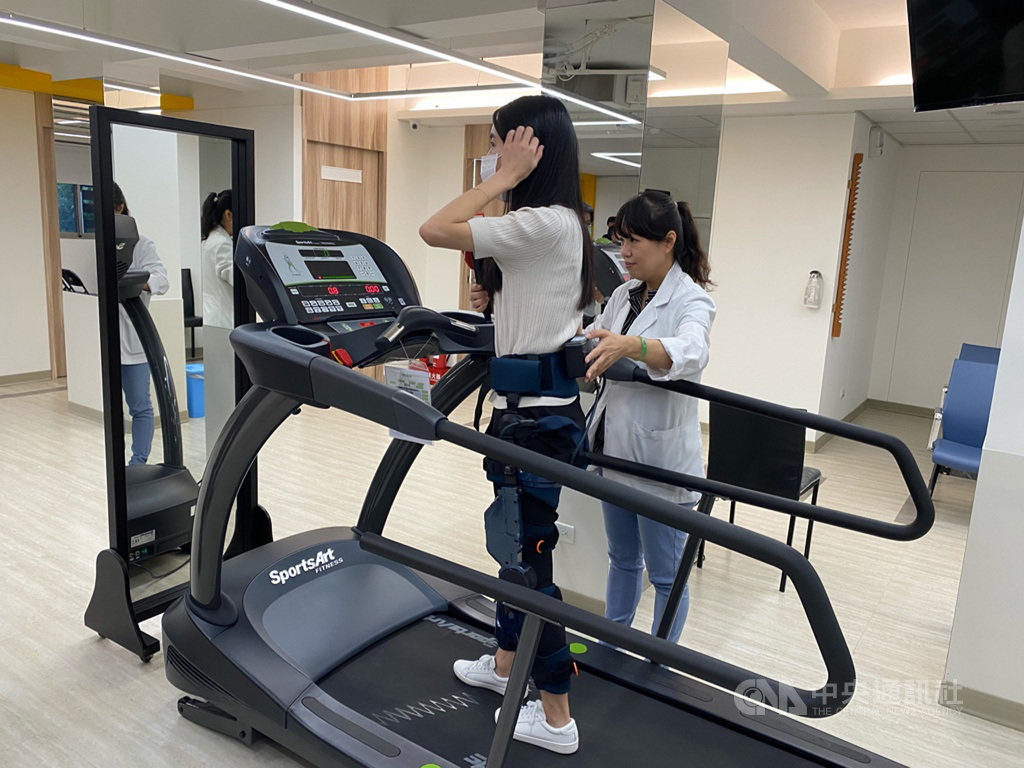 代工廠緯創旗下緯創醫學科技21日宣布,外骨骼機器人Keeogo已獲得衛福部醫療器材許可證,透過行動感測器感應髖關節與膝蓋角度的變化,以人工智慧技術帶動伺服馬達,輸出動力輔助使用者完成行動。中央社記者吳家豪攝 109年9月21日