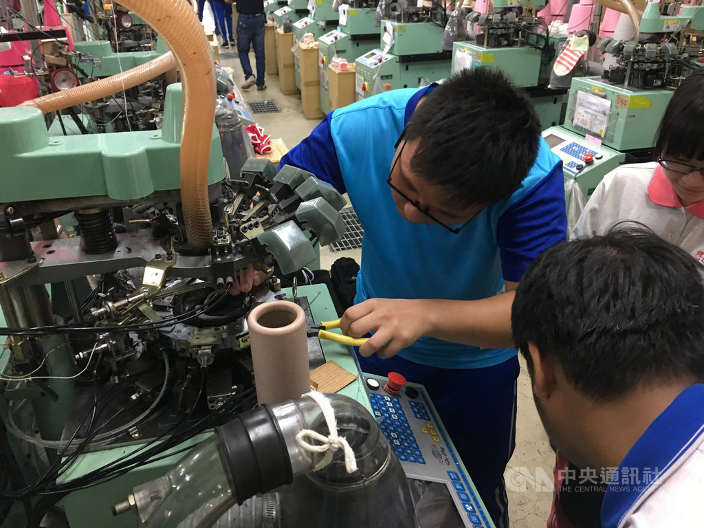 彰化縣達德商工結合在地織襪產業豐富資源開課,鼓勵新住民學生學習織襪機操作技術、維修等技能。(教育部提供)中央社記者許秩維傳真 109年9月21日