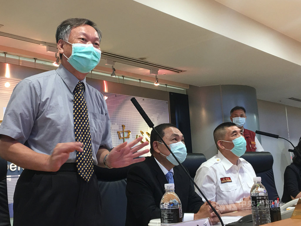 新北市政府21日發表「新北災訊E點通」平台,中央氣象局局長鄭明典(左1)表示,平台有助於民眾判斷正確的災害資訊,他也感謝市府協助氣象局在樹林區建構防災降雨雷達,強化政府對降雨及淹水的監控能力。中央社記者黃旭昇新北攝 109年9月21日