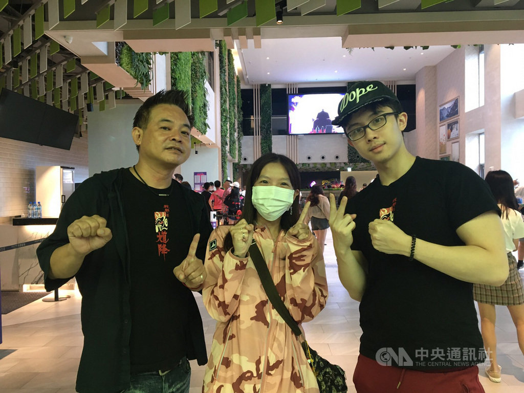 國片「馗降:粽邪2」票房突破新台幣5600萬元,甚至有粉絲10刷力挺。日前因遭起訴而缺席劇組宣傳的演員孫安佐(右),首度現身赴新北參加映後QA,不少粉絲紛紛上前要合照。圖左為監製鄒介中。(華影國際提供)中央社記者葉冠吟傳真 109年9月21日