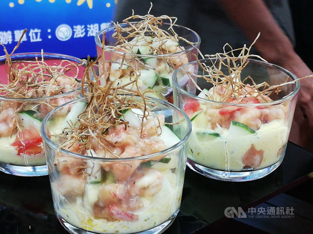 澎湖縣政府21日以海上享用法式蝦蟹料理為號召,在台北舉辦「菊島優先海味季 蟹逅澎湖金蝦趴」記者會,現場有法籍廚師示範將蔥的根鬚炸得酥脆,做成可食用的裝飾,放在蝦蟹沙拉上,美觀又好吃。中央社記者汪淑芬攝 109年9月21日