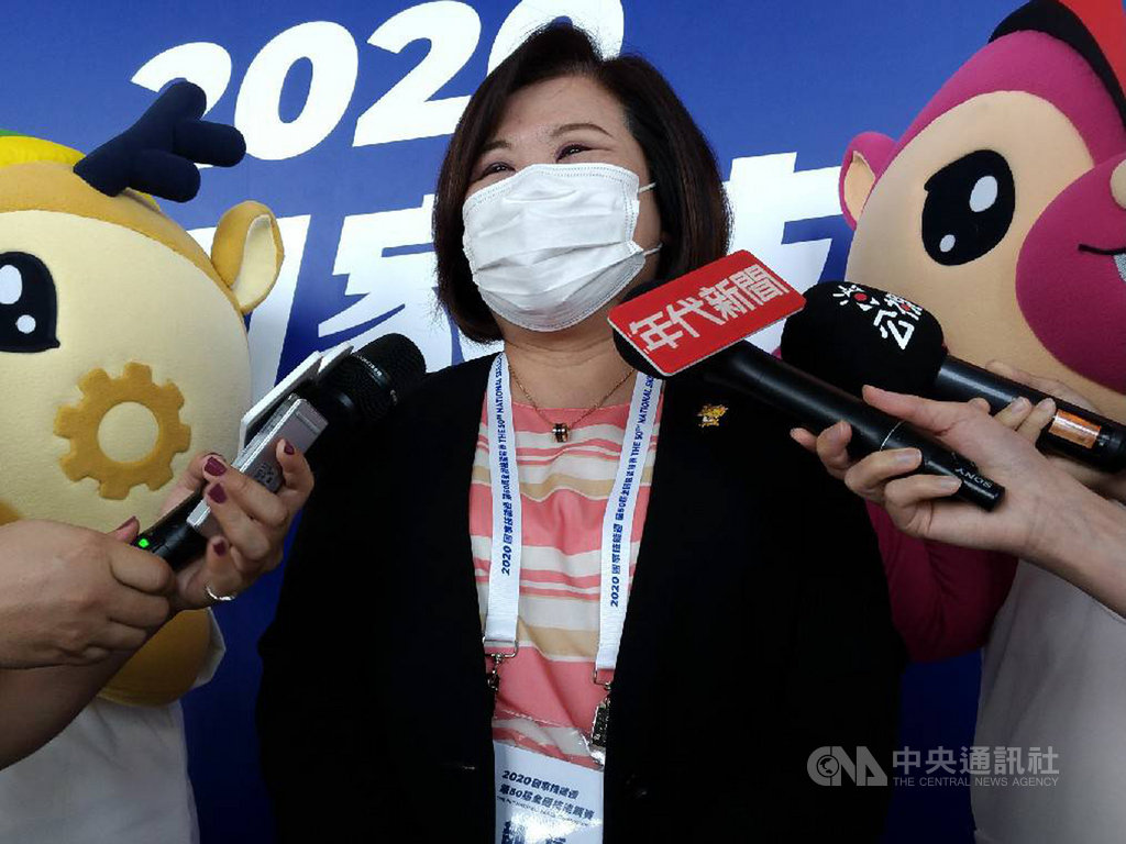 勞動部長許銘春21日面對媒體詢問勞保年改議題,仍以「政府負最終給付責任,並持續傾聽各界心聲」回應,面對媒體追問未多表示意見。中央社記者張雄風台北攝 109年9月21日
