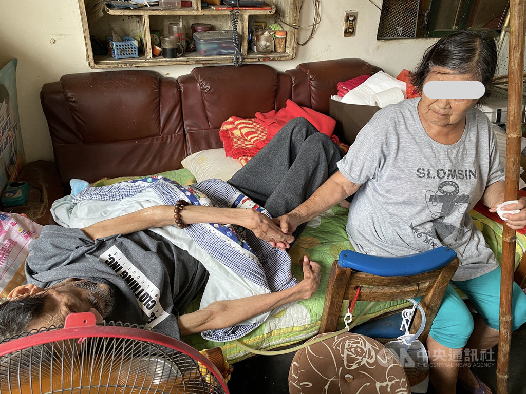 苗栗縣苑裡鎮一戶6口之家,82歲老阿嬤(右)平日以撿拾資源回收維生,兒、媳及3名兒孫均為身障人士,兒子癱瘓臥床4年,罹癌長孫近日又車禍住進加護病房,一家經濟、生活雪上加霜。(民眾提供)中央社記者管瑞平傳真 109年9月21日