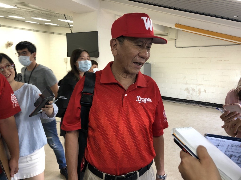 中職味全龍隊代理領隊任中傑(前)21日宣布,球團確定簽下具旅外資歷投手王維中,提供複數年約、百萬月薪,23日舉行加盟記者會。中央社記者謝靜雯攝 109年9月21日