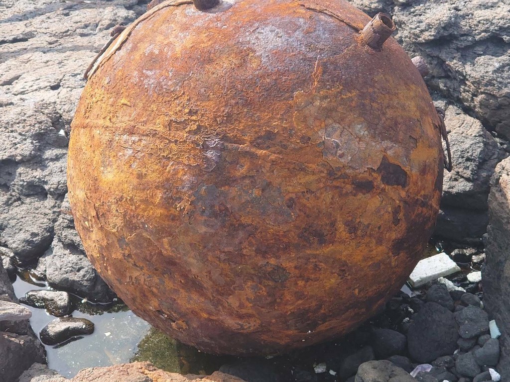 澎湖無人島鋤頭嶼北面海岸發現球型金屬疑似水雷爆裂物,國軍防爆處理小組21日頂著風浪前往現場會勘,後續將再評估處理。(資料照片)中央社 109年9月21日