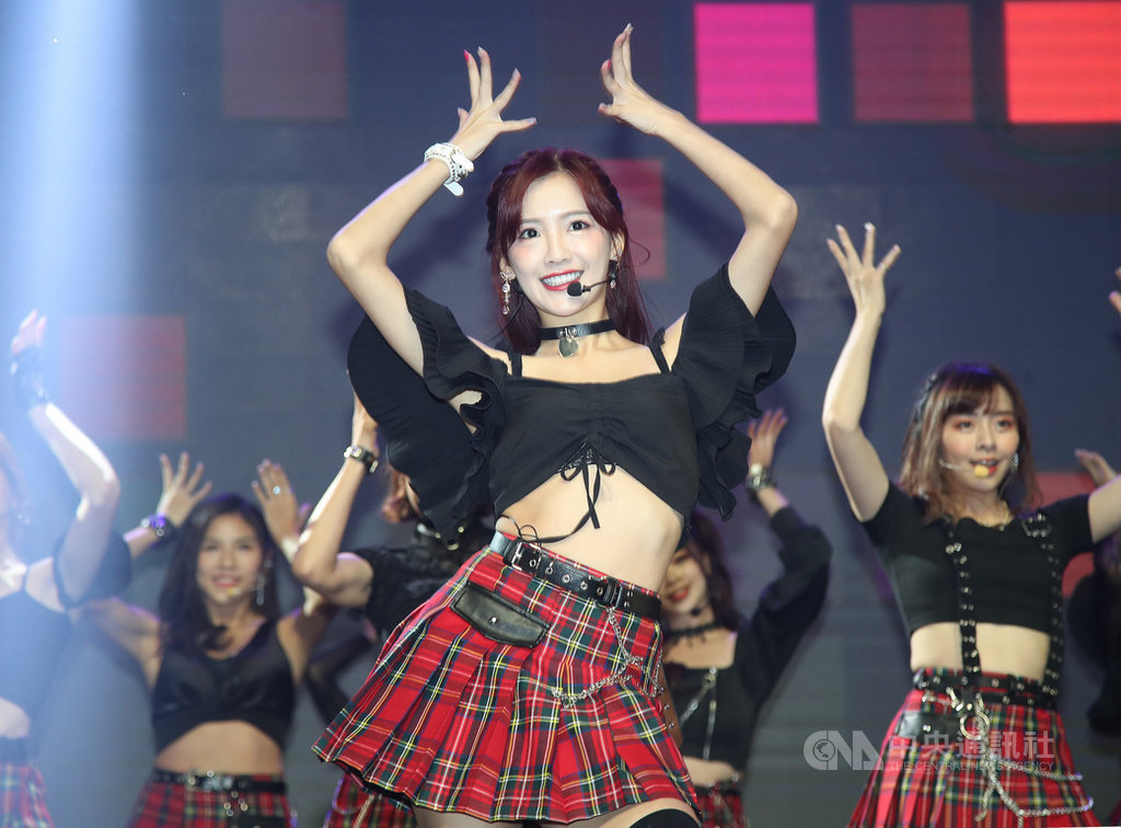 中職樂天桃猿隊啦啦隊Rakuten Girls推出單曲Rock You Everyday,21日在台北舉辦單曲發表記者會,這也是樂天女孩加上前身LamiGirls的第7首單曲作品。中央社記者張新偉攝 109年9月21日