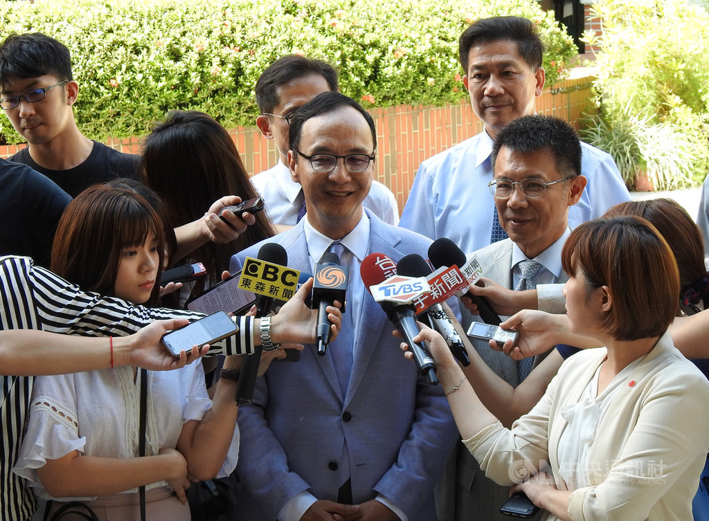 傳前高雄市長韓國瑜將選北市長,前國民黨主席朱立倫21日表示,距離選舉還有兩年多的時間,現在講都是傳言。中央社記者王承中攝 109年9月21日