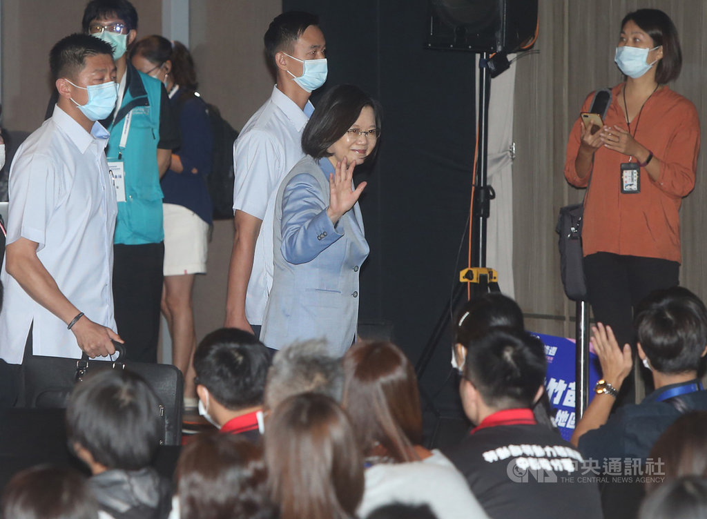 第50屆全國技能競賽暨第46屆國際技能競賽國手選拔賽閉幕暨頒獎典禮21日下午在南港展覽館2館舉行,總統蔡英文(中)進場時向出席同學揮手致意。中央社記者鄭傑文攝 109年9月21日