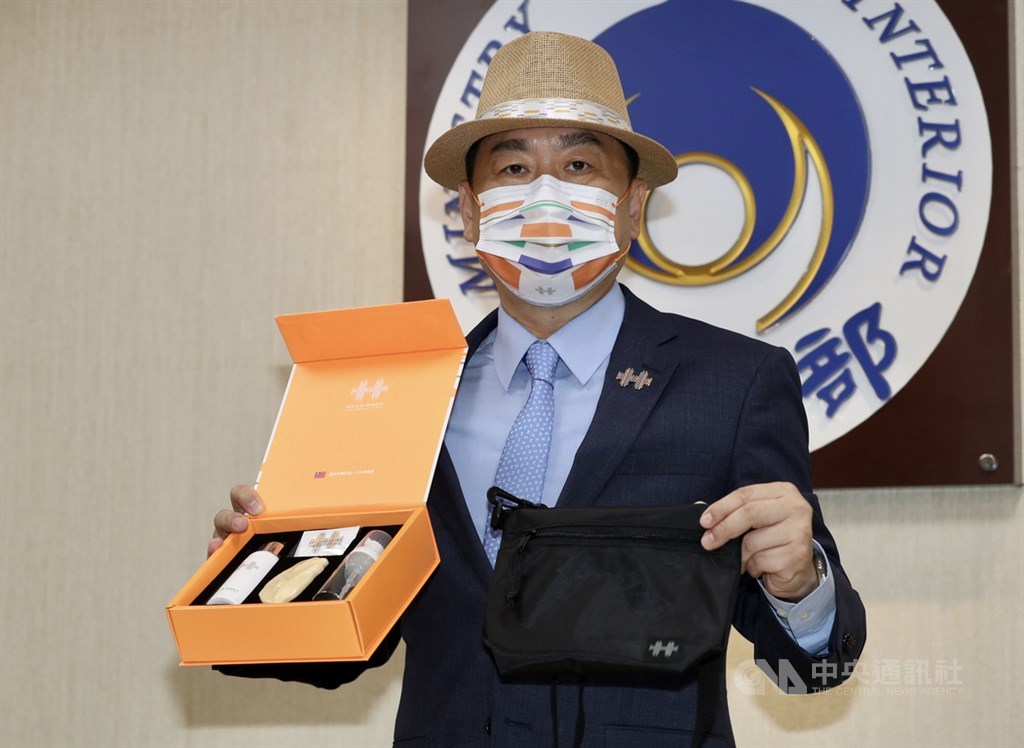 國慶籌備委員會21日公布109年國慶紀念品,籌備委員會秘書長陳宗彥表示,除了紳士帽、徽章之外,在疫情期間還準備「防疫禮盒」,包含口罩、酒精、濕紙巾等用品,預計發放1萬份給受邀來賓。中央社記者張皓安攝 109年9月21日