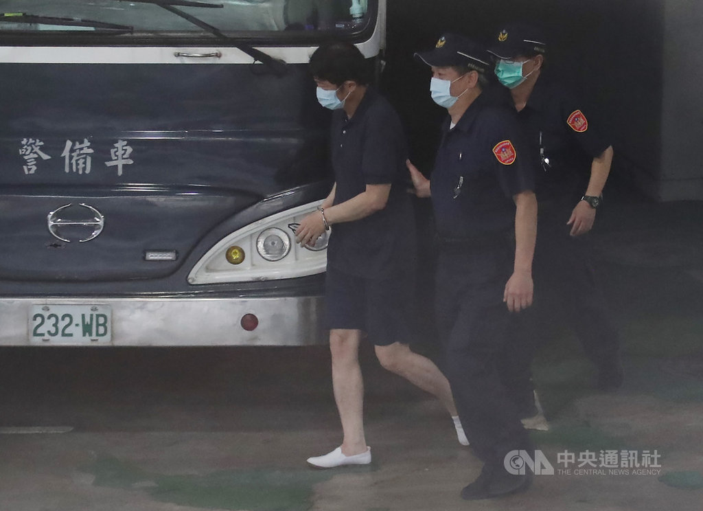 台北地檢署偵辦立委涉收賄案,21日偵結,依貪污等罪起訴蘇震清、廖國棟、陳超明、趙正宇(左)、前立委徐永明等人,並移送台北地方法院審理。中央社記者張新偉攝 109年9月21日