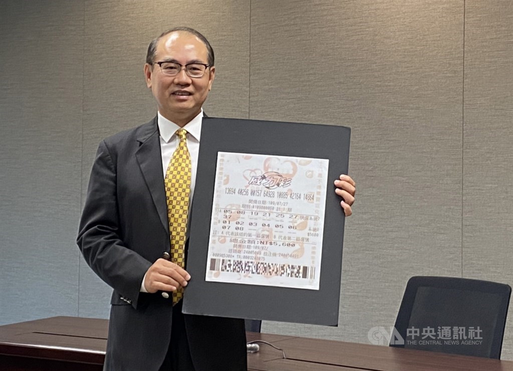 台灣彩券公司總經理蔡國基21日說明,威力彩新台幣31.2億元頭獎,開出兩注,各得15.6億元,其中1注獎落台北市大安區,得主花5600元包牌中獎,並未集資。中央社記者吳佳蓉攝 109年9月21日