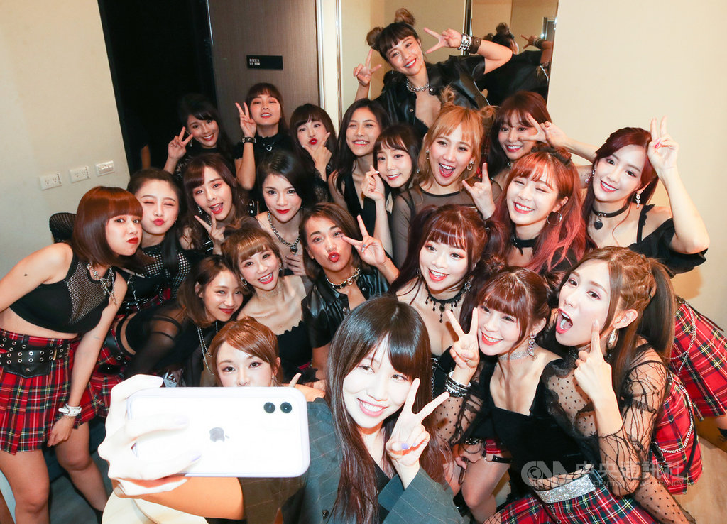 中職樂天桃猿隊啦啦隊Rakuten Girls推出單曲Rock You Everyday,21日在台北舉辦單曲發表記者會,單曲舞蹈由前成員小帆(前)擔任編舞老師。中央社記者張新偉攝 109年9月21日