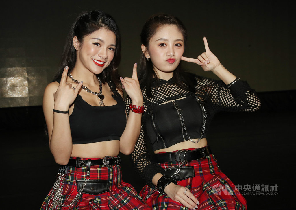 中職樂天桃猿隊啦啦隊Rakuten Girls推出單曲Rock You Everyday,21日在台北舉辦發表記者會,成員羚小鹿(左)與李若潼(右)也在今年分別推出個人單曲「女皇作風」與「玩偶」,球團也鼓勵成員多元發展。中央社記者張新偉攝 109年9月21日