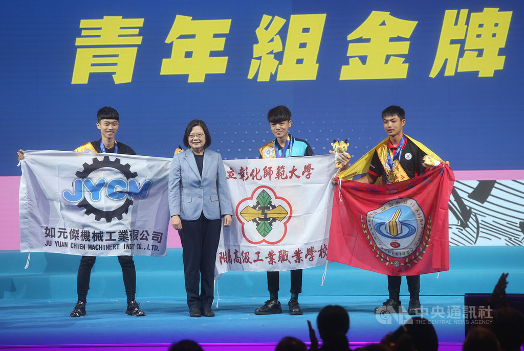 第50屆全國技能競賽暨第46屆國際技能競賽國手選拔賽閉幕暨頒獎典禮21日在南港展覽館2館舉行,總統蔡英文(左2)出席頒獎並與得獎者合影。中央社記者鄭傑文攝 109年9月21日