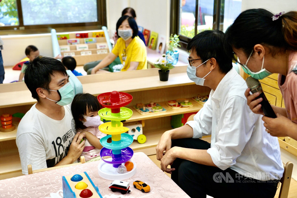 高雄市啟用第7家社區公共托育家園,高雄市長陳其邁(右2)21日出席左營社區公共家園開幕,隨後入園參觀內部設施,並與家長話家常。中央社記者董俊志攝 109年9月21日