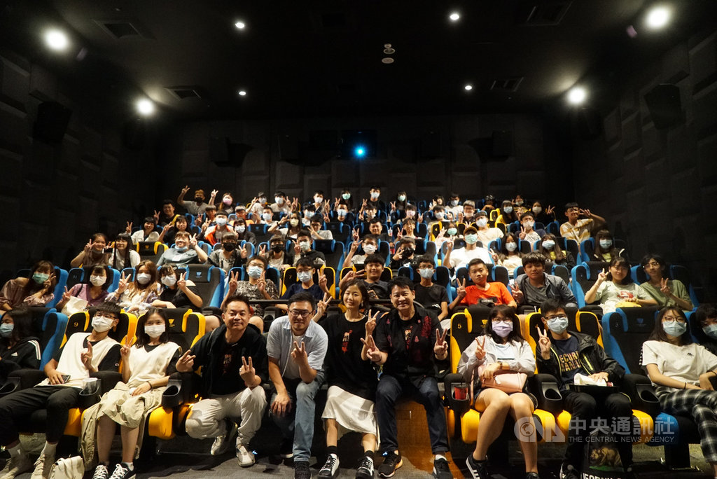 國片「馗降:粽邪2」票房突破新台幣5600萬元,劇組上週末前往台南的戲院QA座談,監製鄒介中(前排左4起)、導演廖士涵以及演員許安植、楊慶煌與影迷開心互動。(華影國際提供)中央社記者葉冠吟傳真 109年9月21日