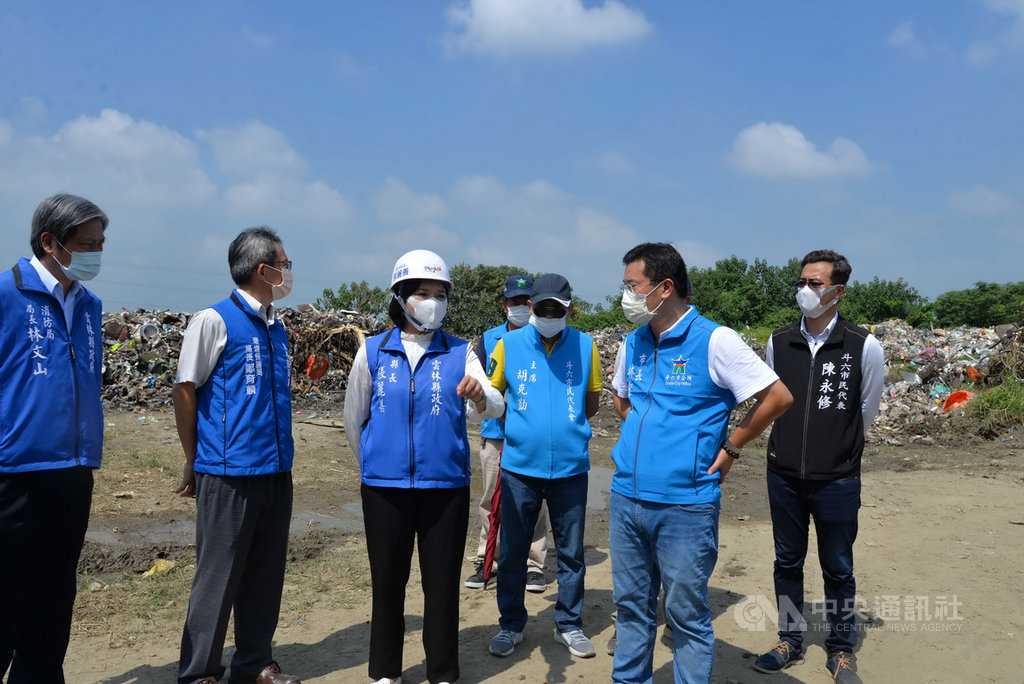 雲林縣斗六市竹圍大橋下廢棄物堆置場20日上午發生大火,半夜江厝里資源回收場也突然起火燃燒,縣長張麗善(左3)21日前往江厝里資源回收場視察,瞭解起火原因。(雲林縣政府提供)中央社記者蔡智明傳真 109年9月21日
