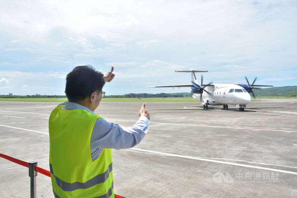 屏東縣政府21日首次在恆春機場辦理國際試航,菲律賓白金航空公司自馬尼拉機場飛至恆春機場,屏東縣長潘孟安親自到場迎接,向機師致意。(屏東縣政府提供)中央社記者郭芷瑄傳真 109年9月21日