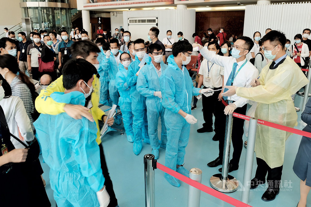 在移民署和越南經濟文化辦事處的努力下,越南政府21日安排專機來台接返移民署收容所內的289名逾期居留外籍移工,所有人穿上防護衣、戴上口罩及防護鏡、手套等,並在量測體溫後才可登機,專機下午順利起飛。中央社記者吳睿騏桃園機場攝 109年9月21日