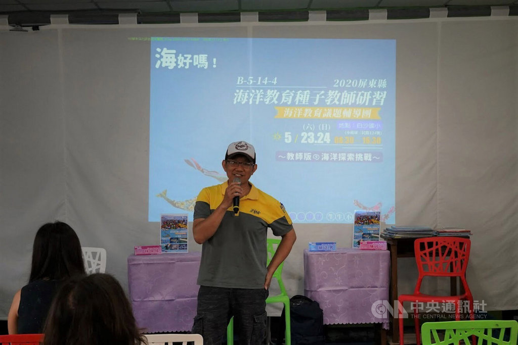 「正好友生態環保旅店」負責人蔡正男回小琉球投入綠蠵龜保育,自喻「海洋守護者」的他從自身做起,以「海歸、海龜、海規」為環境教育的理念,為最愛的故鄉盡一份心力,獲得「第7屆國家環境教育獎」個人組特優。(蔡正男提供)中央社記者郭芷瑄傳真 109年9月21日