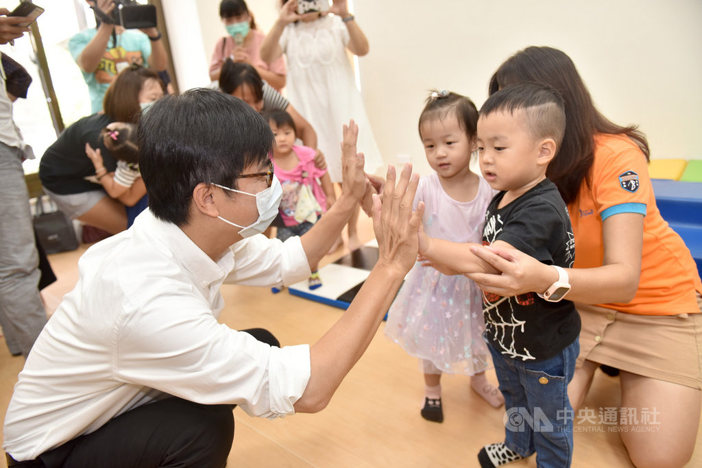 高雄市啟用第7家社區公共托育家園,高雄市長陳其邁(前左)21日出席左營社區公托家園開幕,隨後入園參觀,並幼兒們擊掌互動。中央社記者董俊志攝 109年9月21日
