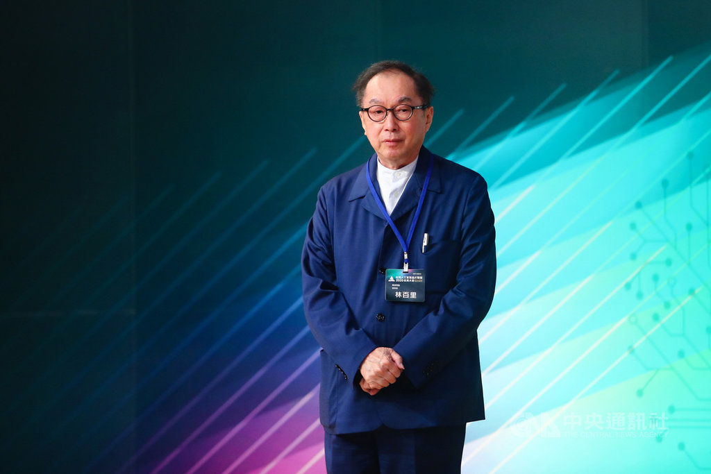 廣達電腦董事長林百里21日表示,預期2025年人工智慧(AI)與物聯網(IOT)將完全結合在一起,包括手機、車用、擴增實境與智慧音箱等,台灣AI供應鏈及技術鏈完整,不過,應上下游整合。中央社記者王騰毅攝 109年9月21日