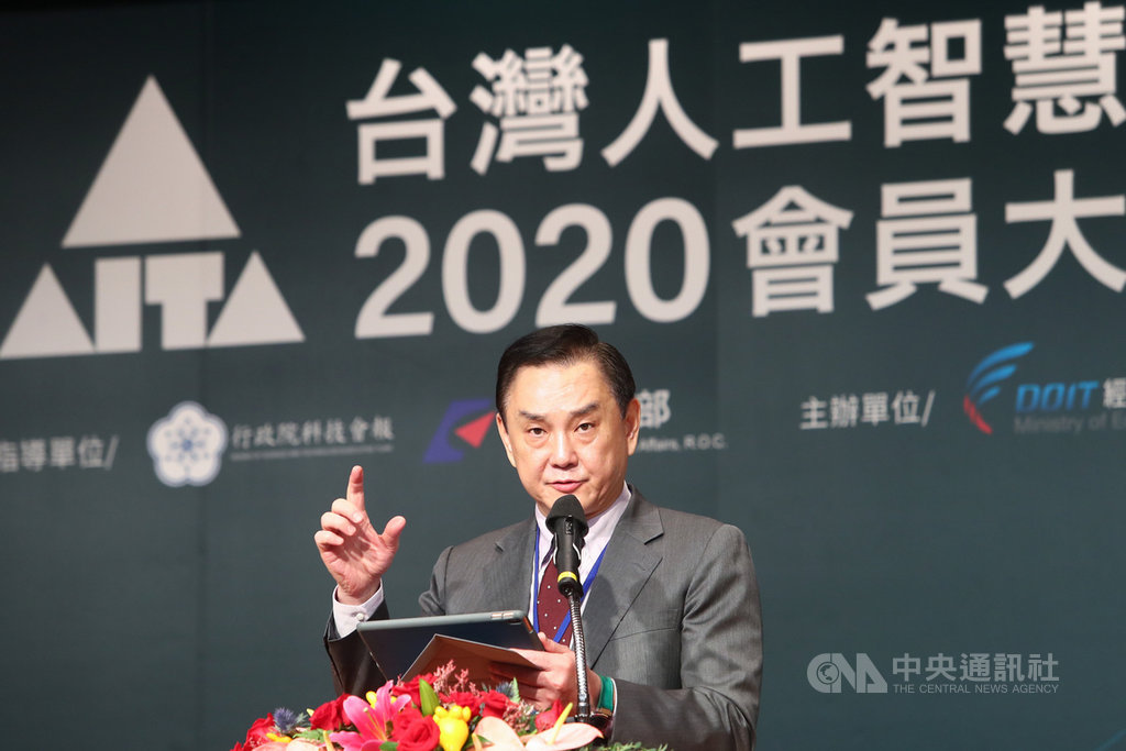 台灣人工智慧晶片聯盟(AITA)21日舉行會員大會,會長盧超群(圖)致詞歡迎產、官、學等代表踴躍出席。中央社記者王騰毅攝 109年9月21日