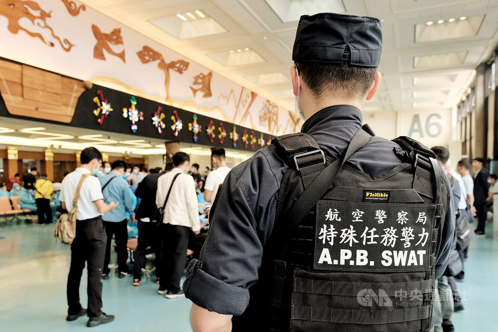 越南21日安排專機來台接返移民署收容所內的289名逾期居留外籍移工,為確保任務順利進行,國境事務大隊在桃園機場派出近百名移民官協助通關,航空警察局也派出特殊任務警力在場協助,整個勤務動員近500名人力才順利完成。中央社記者吳睿騏桃園機場攝 109年9月21日