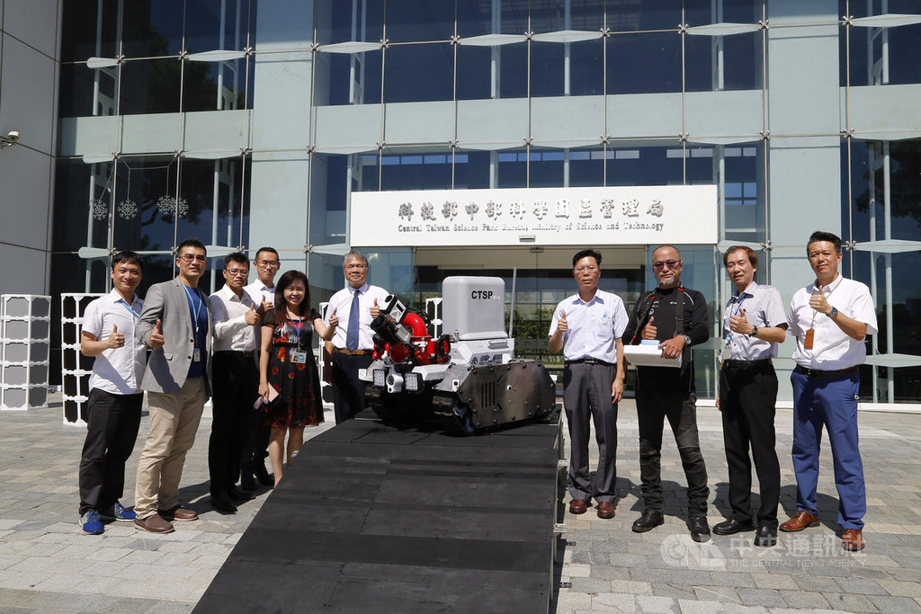 中部科學園區管理局21日展示AI智慧災防機器人研發成果,機器人目前正申請專利,並執行優化升級計畫,預計年底前完成。(中科管理局提供)中央社記者蘇木春傳真 109年9月21日