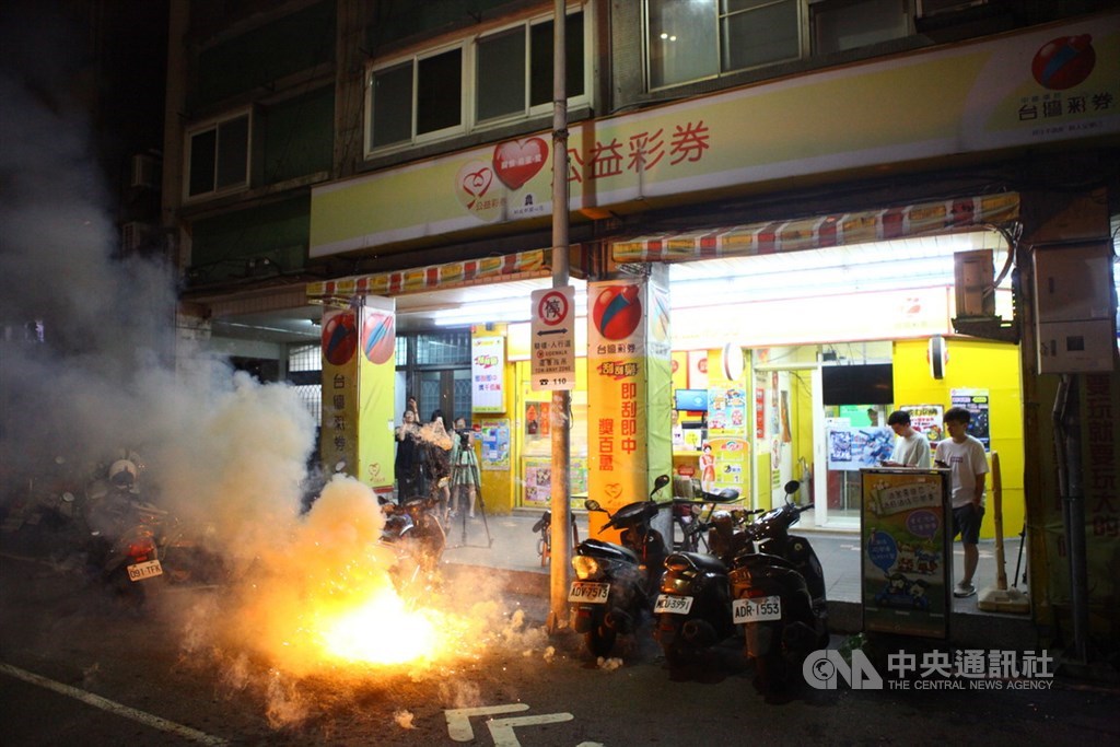 台彩公司表示,史上最高新台幣31.2億元威力彩頭獎的另一名頭獎得主已現身領獎,開在北市大安區頭獎,是由一名北市退休女性中獎,並非集資包牌。圖為7月大安區彩券行「彩盈寶彩券商行」開出威力彩頭獎,放鞭炮慶祝。中央社記者陳怡璇攝 109年7月27日