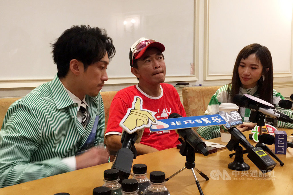綜藝節目「綜藝玩很大」主持班底小鬼黃鴻升猝逝,藝人吳宗憲(中)21日穿著「綜藝玩很大」隊服,與子弟兵Lulu黃路梓茵(右)、陳漢典(左)出席金鐘入圍分享會,吳宗憲難掩哀傷,透露自己想替小鬼多做些事,因此為小鬼寫了一首歌。中央社記者葉冠吟攝 109年9月21日