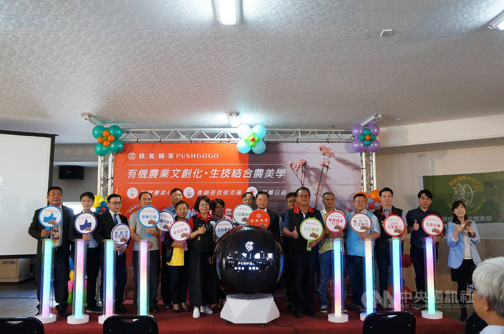 花蓮玉里鎮成立全台第一個印加果產銷班,班長林昆平具有資訊科技背景,導入科技元素,提升生產效率。為推廣這項食用油,林昆平也與企業合作,還自創品牌並運用行銷專業管理知識,開發自有通路與市場。中央社記者李先鳳攝 109年9月21日
