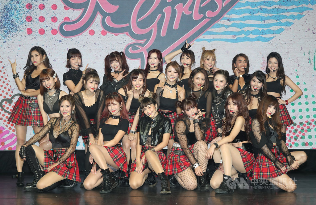 中職樂天桃猿隊啦啦隊Rakuten Girls推出單曲Rock You Everyday,21日在台北舉辦單曲發表記者會,有別於以往甜美夢幻曲風,這次的單曲以日系搖滾的創作風格作為基底,唱出啦啦隊搖滾曲風。中央社記者張新偉攝 109年9月21日