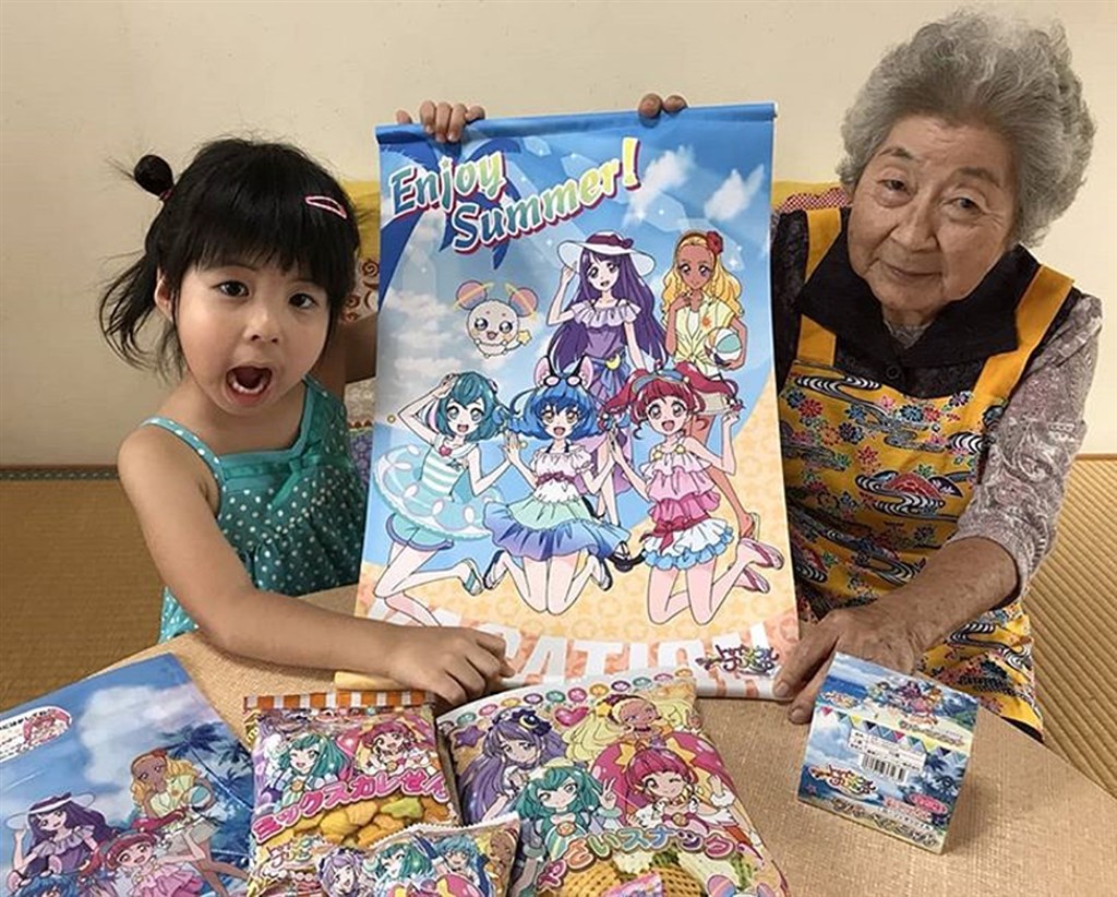 住在日本沖繩本島中部的老奶奶跟小孫女去年「出道」開始拍攝影片當起YouTuber,年紀雖相差逾80歲,但合力賣萌記錄生活,介紹沖繩文化及料理等,受網友好評。(圖取自instagram.com/momokatsuchannel)