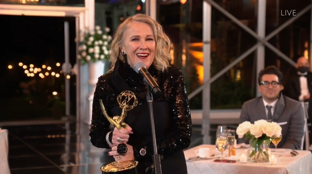 凱瑟琳奧哈拉獲第72屆艾美獎喜劇類最佳女主角。(圖取自facebook.com/televisionacad)