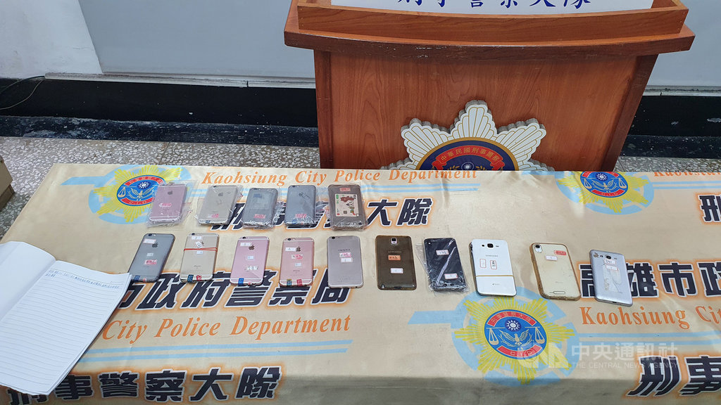 高雄市政府警察局刑警大隊偵查第三隊21日舉行記者會表示,日前在楠梓區攻堅,破獲詐騙集團,逮捕一線機房幹部44歲楊姓犯嫌、二線機房幹部29歲洪姓犯嫌以及4名集團機房成員,起出15支作案用手機和教戰手冊等物。中央社記者洪學廣攝 109年9月21日