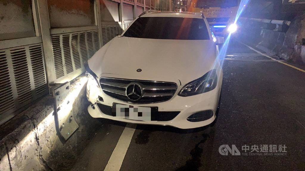 二手車行業務員劉姓男子偷開客戶委託出售的白色賓士五門轎車出遊,不慎撞倒機車騎士肇逃,經警方積極偵辦,20日深夜在新北市淡水區將藏匿友人處的劉男逮捕到案。(翻攝照片)中央社記者王鴻國傳真 109年9月21日