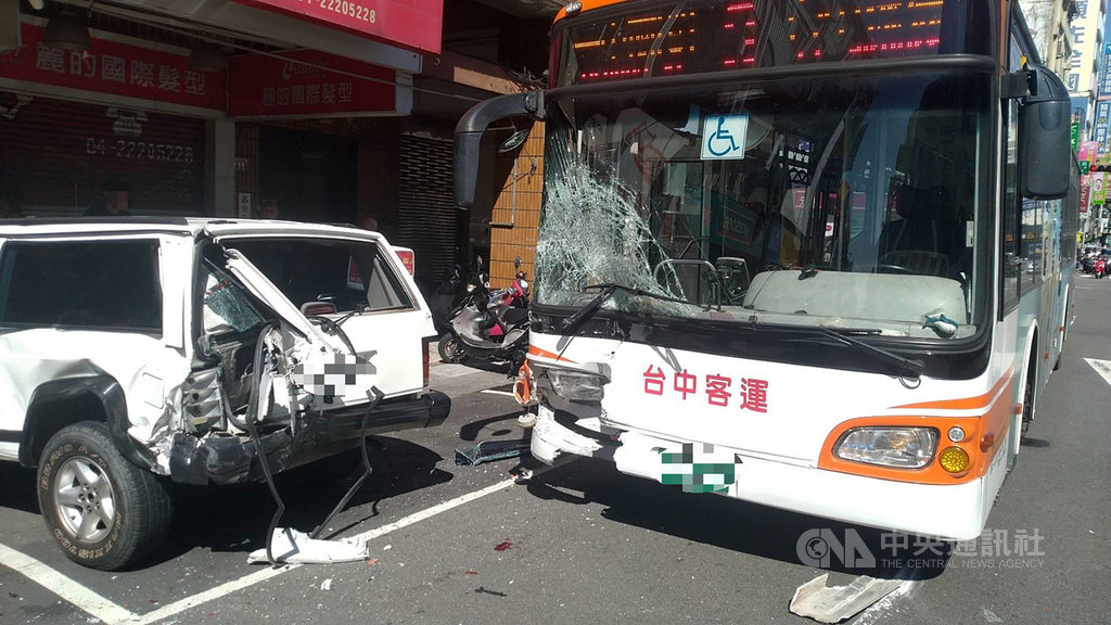 張姓司機21日駕駛客運行經台中市台中路、復興路口時,不慎撞上前方吉普車,並波及路旁2汽車、5機車,客運擋風玻璃破碎,現場汽機車零件散落一地,警方正進一步調查事發原因,釐清雙方肇責。(民眾提供)中央社記者趙麗妍傳真 109年9月21日