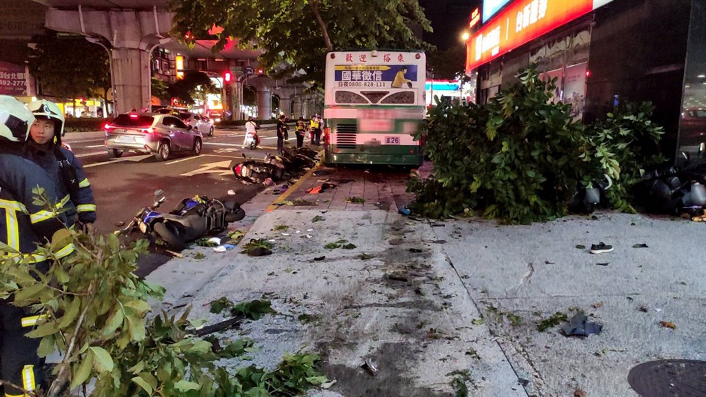 台北市內湖區21日晚間發生一輛公車因不明原因衝撞至人行道事件,造成1死1傷,路邊停放20多輛機車也遭撞損,現場一片狼藉。(翻攝照片)中央社記者黃麗芸傳真 109年9月21日
