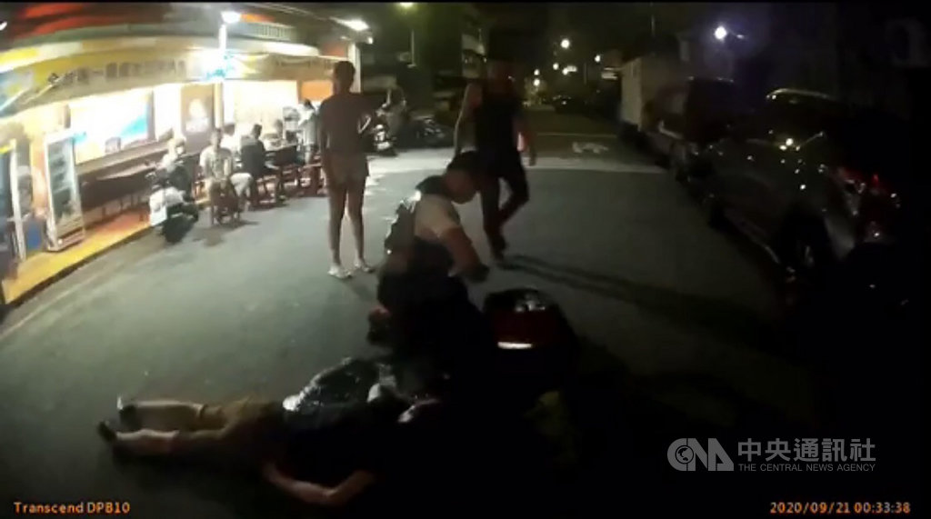 高雄吳姓男子與妹婿黎男21日凌晨至烤魚店喝酒敘舊,在討論小孩教養問題時意見不合,進而大打出手,警方到場後將被毆的吳男送醫,打人的黎男依社維法送辦。(高雄市警局三民一分局提供)中央社記者洪學廣傳真 109年9月21日