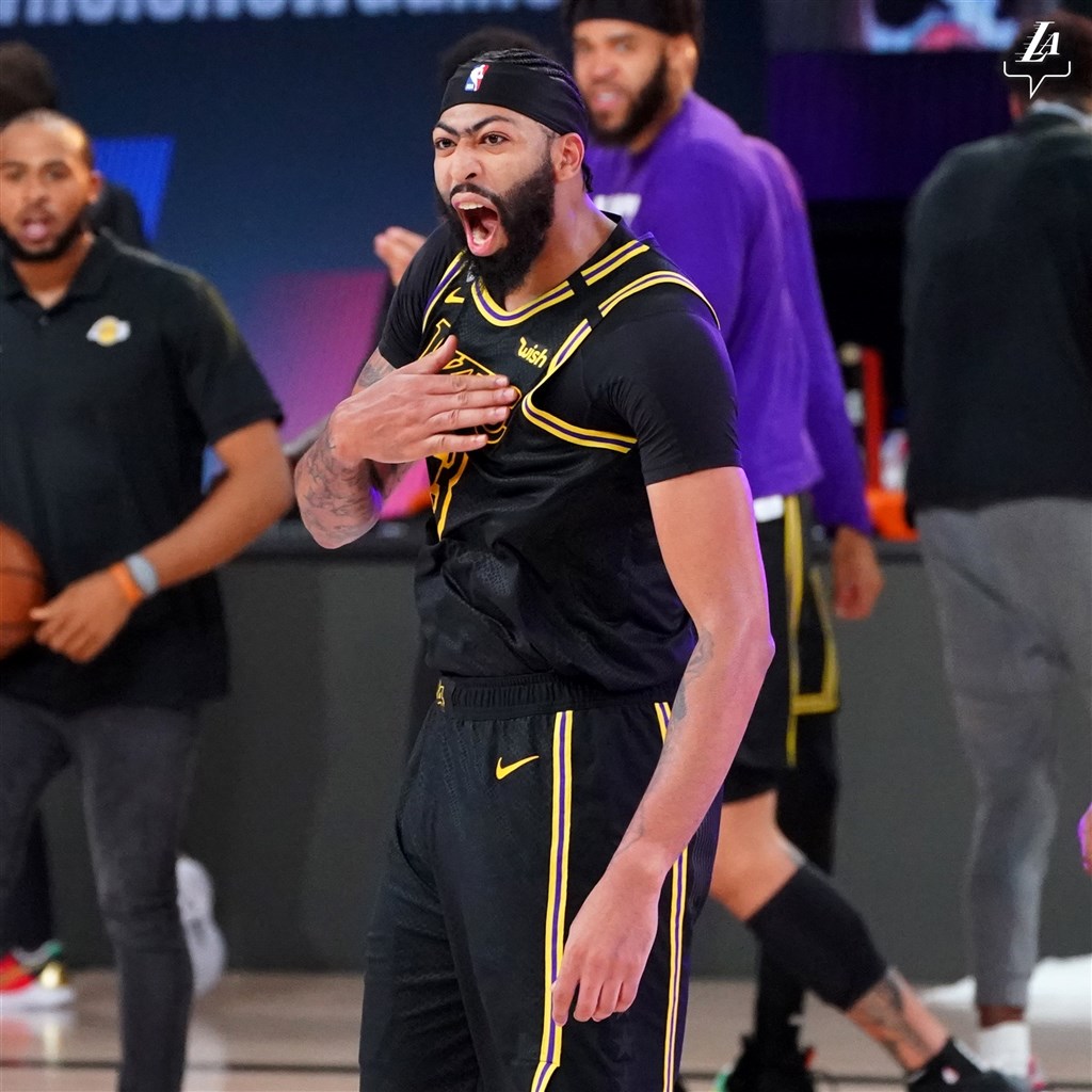 NBA洛杉磯湖人隊20日靠球員戴維斯(前)壓哨三分球,以105比103力退金塊;湖人季後賽3度穿黑曼巴球衣都贏球,戴維斯說:「我們從不想穿著這套球衣輸球。」(圖取自twitter.com/Lakers)