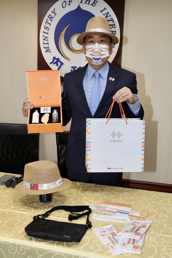 國慶籌備委員會秘書長陳宗彥21日舉行記者會,公布109年國慶紀念品,包括紳士帽、徽章,以及含有口罩、濕紙巾、米皂、皂絲、隨身包等防疫用品的「防疫禮盒」,內政部也與兩家廠商合作製造口罩,是以國慶主視覺來設計外觀。中央社記者張皓安攝 109年9月21日