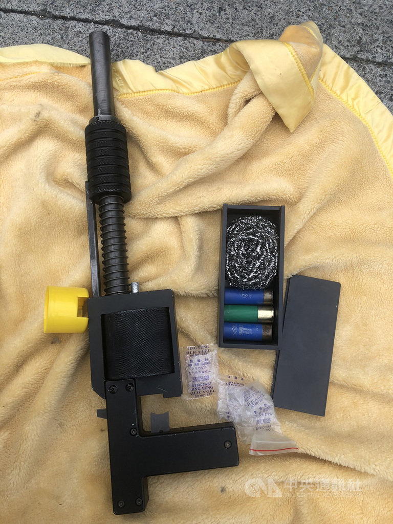 基隆市黃姓男子缺錢花用,想出售友人寄藏的槍械變現,警方掌握情資前往盤查,當場發現一把手槍及子彈44顆放在駕駛座後方乘客座位,隨後又在同行謝姓男子手提包內起獲霰彈槍一把、子彈3顆,詢後將黃姓男子等2人移送法辦。(讀者提供)中央社記者王朝鈺傳真 109年9月21日